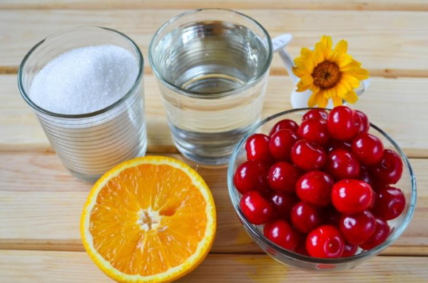 Компот вишня с корицей. kompot iz vishni na zimu retsept 11. Компот вишня с корицей фото. Компот вишня с корицей-kompot iz vishni na zimu retsept 11. картинка Компот вишня с корицей. картинка kompot iz vishni na zimu retsept 11. Наступил сезон заготовок на зиму. Пора уже всем задуматься и о приготовлении компота. Я вам настоятельно рекомендую сварить его со спелой вишней. С этой ягодой компот всегда получается особенным! Обычно за всеми застольями вишнёвый напиток уходит моментально. Его употребляют и взрослые, и ребятишки.