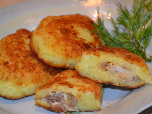 Котлеты из картофельного пюре. Рецепт с фаршем, сыром, грибами, начинкой на сковороде, в духовке, мультиварке