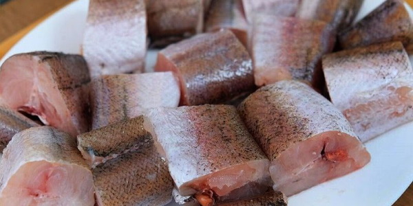 Минтай в кляре на сковороде. Рецепт с майонезом, пивом, овощами, молоком, сыром, сухарями, манкой пошагово