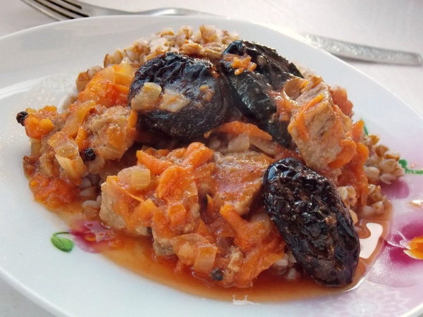 Мясо с черносливом тушеное. Рецепт в мультиварке, духовке, казане с картошкой, морковью, гречкой