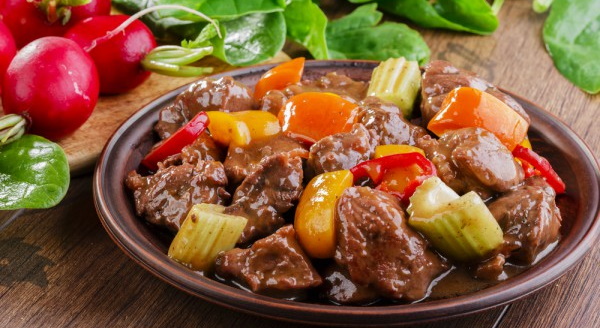 Мясо с черносливом тушеное. Рецепт в мультиварке, духовке, казане с картошкой, морковью, гречкой