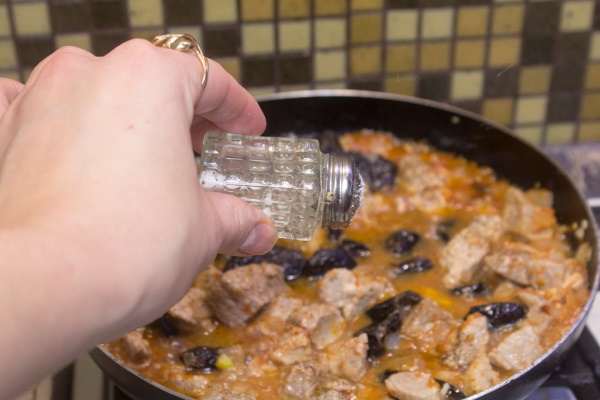 Мясо с черносливом тушеное. Рецепт в мультиварке, духовке, казане с картошкой, морковью, гречкой