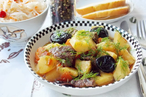 Мясо с черносливом тушеное. Рецепт в мультиварке, духовке, казане с картошкой, морковью, гречкой