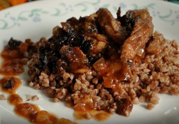 Мясо с черносливом тушеное. Рецепт в мультиварке, духовке, казане с картошкой, морковью, гречкой