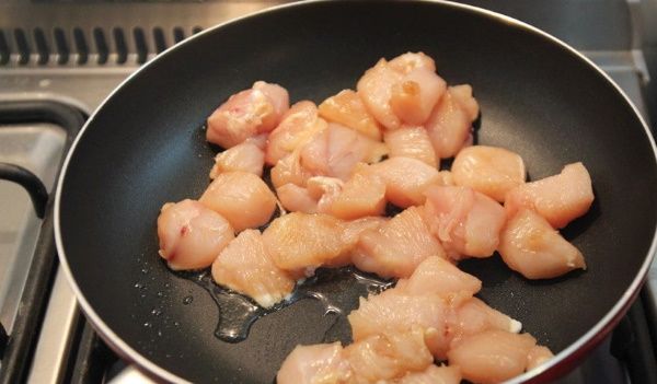 Подливка из куриной грудки со сметаной, томатной пастой, сливками, чесноком на сковороде, в мультиварке, кастрюле