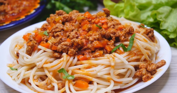 Подливка из куриной грудки со сметаной, томатной пастой, сливками, чесноком на сковороде, в мультиварке, кастрюле