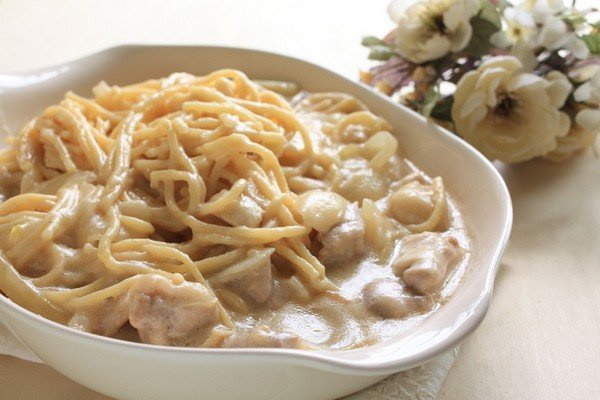 Подливка из куриной грудки со сметаной, томатной пастой, сливками, чесноком на сковороде, в мультиварке, кастрюле
