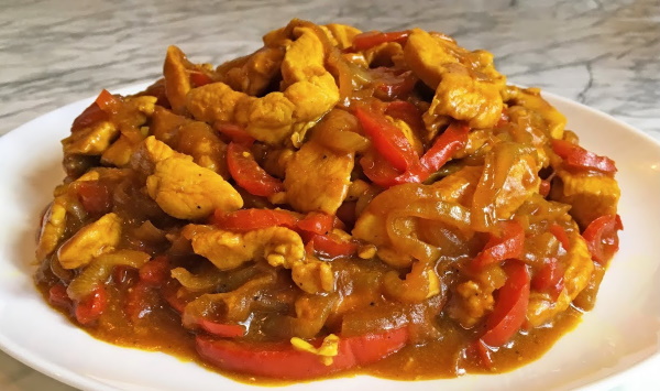 Подливка из куриной грудки со сметаной, томатной пастой, сливками, чесноком на сковороде, в мультиварке, кастрюле