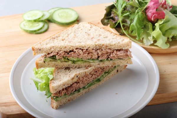 Сэндвичи. Рецепты в домашних условиях с ветчиной, курицей, яйцом, сыром, джемом, авокадо