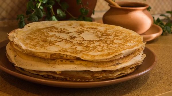 Блины на простокваше. Рецепты тонких, с дырочками, пышных, с кипятком, дрожжами, содой, яйцами