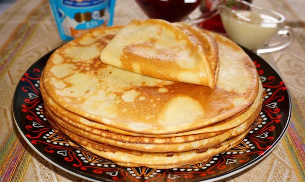 Блины на простокваше. Рецепты тонких, с дырочками, пышных, с кипятком, дрожжами, содой, яйцами
