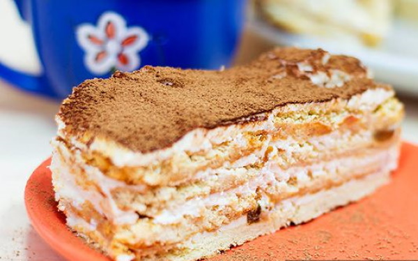 Десерт из печенья без выпечки со сгущенкой, сметаной, маслом, творогом, бананом