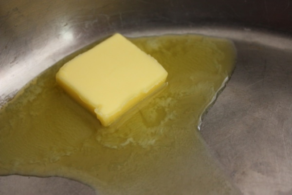 Десерт из печенья без выпечки со сгущенкой, сметаной, маслом, творогом, бананом