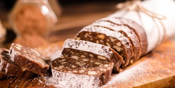Десерт из печенья без выпечки со сгущенкой, сметаной, маслом, творогом, бананом