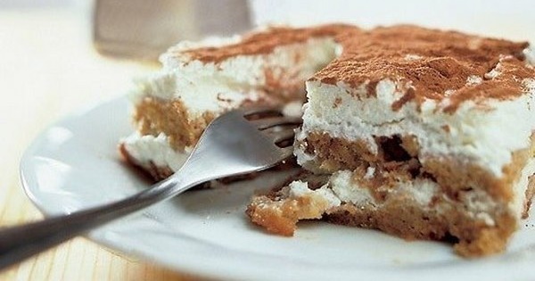 Десерт из печенья без выпечки со сгущенкой, сметаной, маслом, творогом, бананом