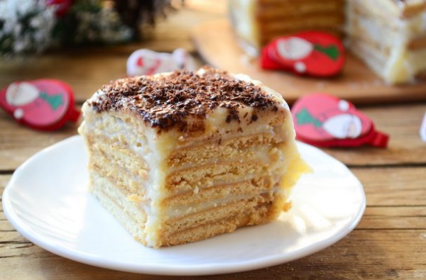 Десерт из печенья без выпечки со сгущенкой, сметаной, маслом, творогом, бананом