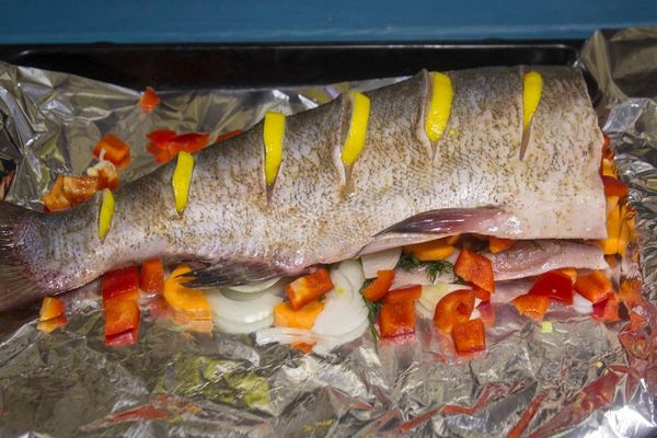 Как вкусно приготовить толстолобика в духовке, мультиварке, жареного на сковороде. Рецепт целиком, стейками пошагово