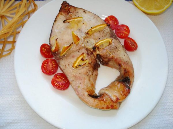 Как вкусно приготовить толстолобика в духовке, мультиварке, жареного на сковороде. Рецепт целиком, стейками пошагово