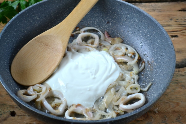 Кальмары жареные с луком, морковью, чесноком, грибами. Рецепт в сметане, соевом соусе, майонезе, сливках. Пошагово