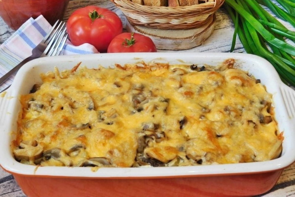 Картошка с грудкой в духовке. Рецепт на противне в горшочке, фольге, рукаве с майонезом, сыром, чесноком, сметаной