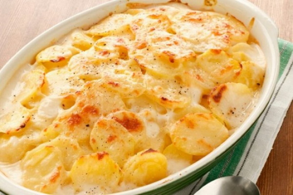 Картошка с грудкой в духовке. Рецепт на противне в горшочке, фольге, рукаве с майонезом, сыром, чесноком, сметаной