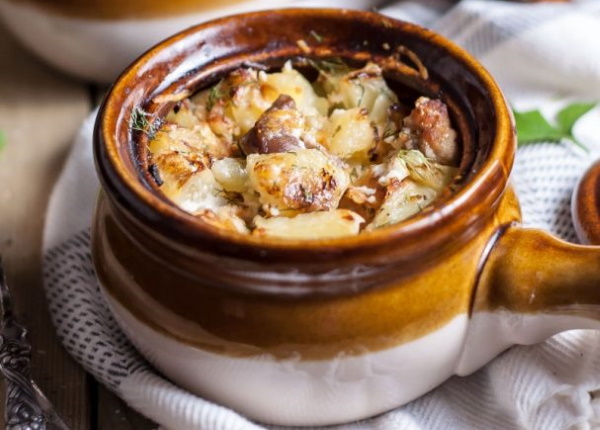 Картошка с грудкой в духовке. Рецепт на противне в горшочке, фольге, рукаве с майонезом, сыром, чесноком, сметаной