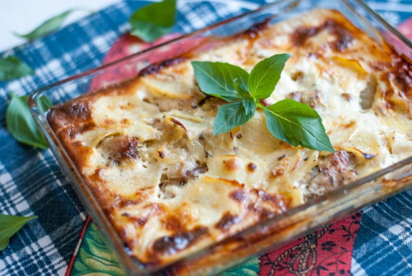 Картошка с грудкой в духовке. Рецепт на противне в горшочке, фольге, рукаве с майонезом, сыром, чесноком, сметаной