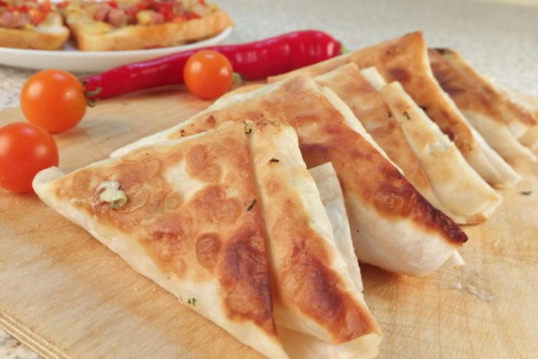 Конвертики из лаваша с сыром и колбасой, яйцом, помидорами, майонезом. Рецепт в духовке, на сковороде, гриле. Фото пошагово