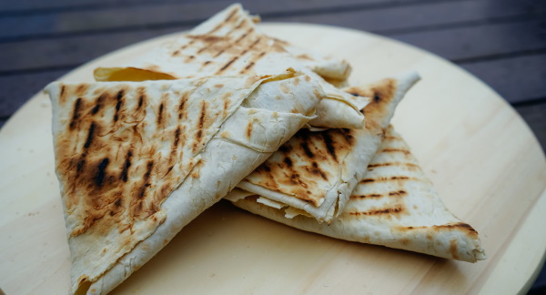Конвертики из лаваша с сыром и колбасой, яйцом, помидорами, майонезом. Рецепт в духовке, на сковороде, гриле. Фото пошагово