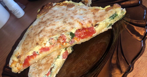 Конвертики из лаваша с сыром и колбасой, яйцом, помидорами, майонезом. Рецепт в духовке, на сковороде, гриле. Фото пошагово