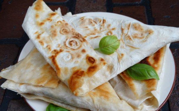 Конвертики из лаваша с сыром и колбасой, яйцом, помидорами, майонезом. Рецепт в духовке, на сковороде, гриле. Фото пошагово
