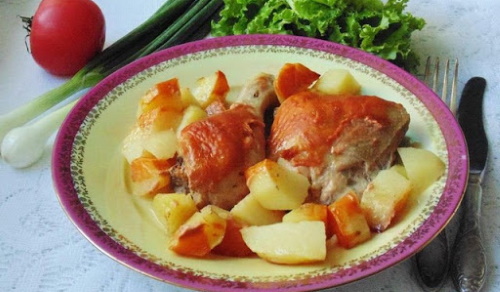 курица маринованная в пиве в духовке. kuritsa v pive v duhovke retsept 3. курица маринованная в пиве в духовке фото. курица маринованная в пиве в духовке-kuritsa v pive v duhovke retsept 3. картинка курица маринованная в пиве в духовке. картинка kuritsa v pive v duhovke retsept 3. Курица отлично гармонирует с ароматом и вкусом пива. Для приготовления лучше всего использовать светлое. Мясо, запеченное в темном пиве, может немного отдавать горечью. Хотя, это уже на любителя. Быть может вам понравится запеченная курица именно в темном пиве. Попробуйте в любом варианте.