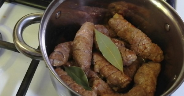 Мясные рулетики из свинины с начинкой. Рецепты в духовке, на сковороде