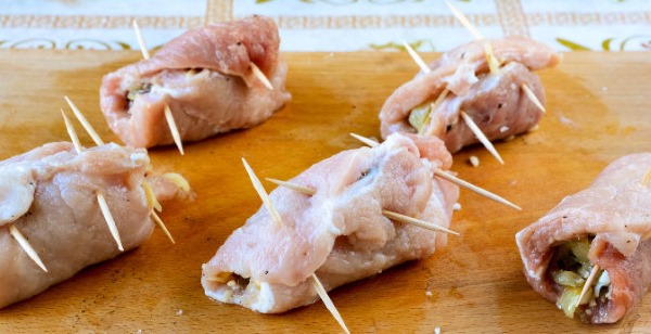 Мясные рулетики из свинины с начинкой. Рецепты в духовке, на сковороде