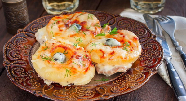 Мясо по-французски из говядины в духовке. Рецепт с картошкой, помидорами, сыром, сметаной, майонезом. Пошагово