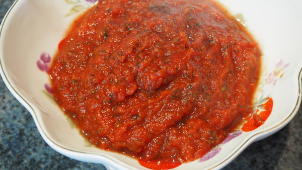 Мясо по-французски из говядины в духовке. Рецепт с картошкой, помидорами, сыром, сметаной, майонезом. Пошагово