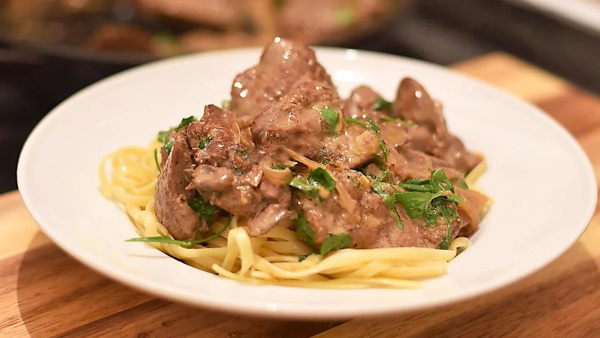 Печень куриная в сметане быстро, вкусно. Рецепты на сковороде, в мультиварке, духовке