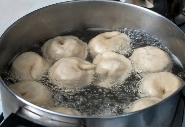 Пельмени, запеченные в духовке с сыром, сметаной, майонезом, помидорами, сливками, грибами. Рецепты