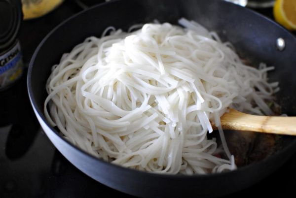 Рисовая лапша. Как готовить, рецепты с мясом, овощами, морепродуктами в соусе терияки, соевом, сливочном