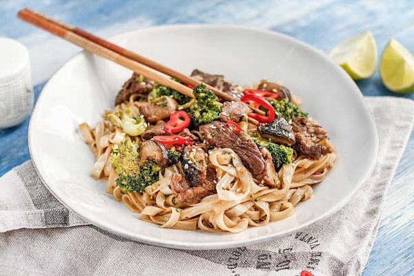 Рисовая лапша. Как готовить, рецепты с мясом, овощами, морепродуктами в соусе терияки, соевом, сливочном