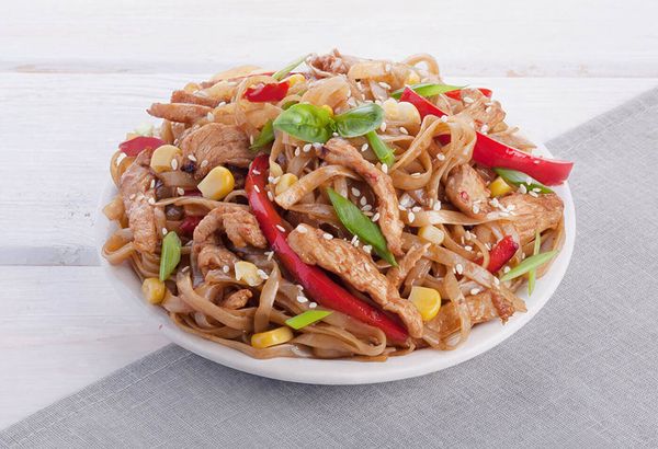 Рисовая лапша. Как готовить, рецепты с мясом, овощами, морепродуктами в соусе терияки, соевом, сливочном