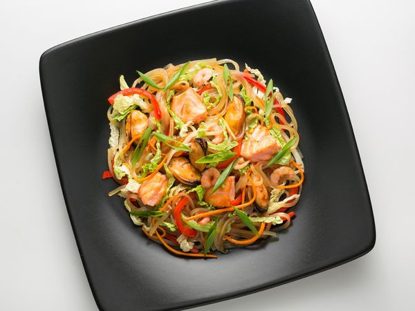 Рисовая лапша. Как готовить, рецепты с мясом, овощами, морепродуктами в соусе терияки, соевом, сливочном
