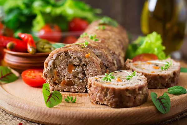 Рулет из фарша с начинкой в духовке. Рецепты с черносливом, сыром, тестом, грибами, яйцом