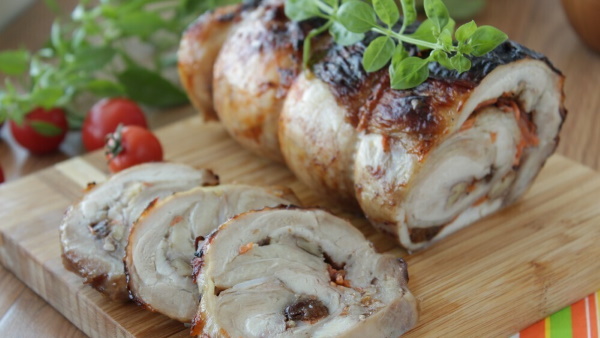 Рулет куриный с черносливом, орехами, курагой, сыром в духовке, мультиварке, на пару