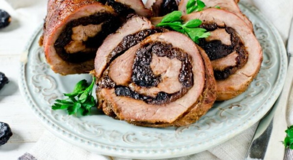 Рулет куриный с черносливом, орехами, курагой, сыром в духовке, мультиварке, на пару