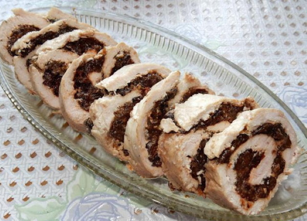Рулет куриный с черносливом, орехами, курагой, сыром в духовке, мультиварке, на пару