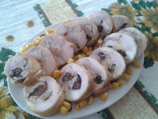 Рулет куриный с черносливом, орехами, курагой, сыром в духовке, мультиварке, на пару