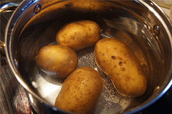 Салат Аристократ с курицей, тунцом, крабовыми палочками, красной рыбой, консервами
