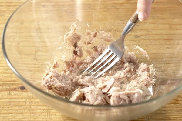 Салат Аристократ с курицей, тунцом, крабовыми палочками, красной рыбой, консервами