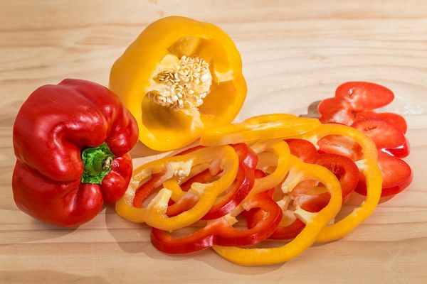 Салаты из болгарского перца на праздничный стол, на зиму. Рецепты с рисом, кунжутом, помидорами и без